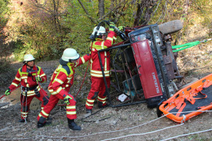 Gesamtwehr Obrigheim Übung 18.10.2025 Jeep am Hang .JPG