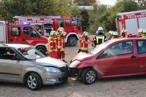 Gesamtwehr Obrigheim Übung 18.10.2025 Unfallautos  01.JPG